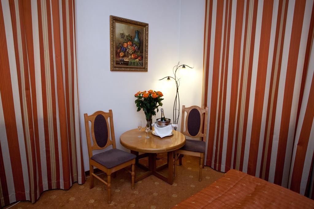 Karat Varsóvia Exterior foto